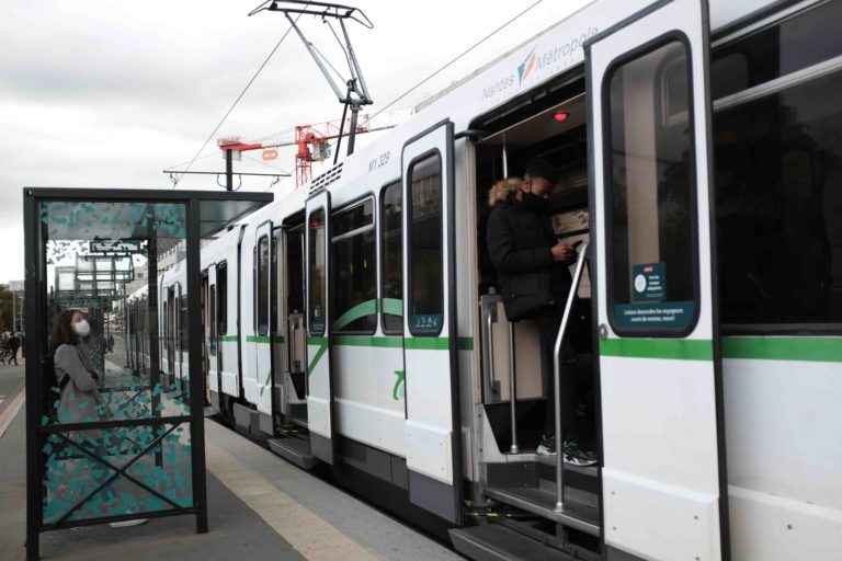 le RER métropolitain est un aménagement qui permettrait notamment de réduire les inégalités actuelles vis-à-vis de l’offre de transports en commun pour les habitant.e.s des zones péri-urbaines