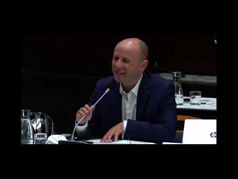 Jean-Sébastien Guitton prend la parole au micro du Conseil Métropolitain